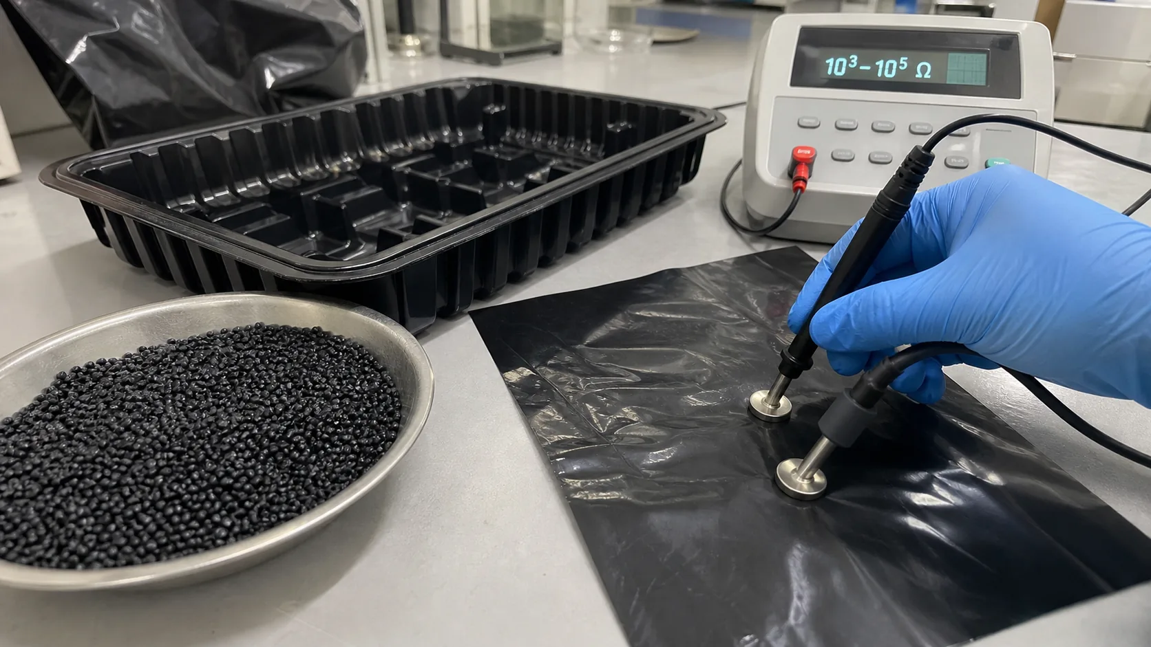 数据表解读DGK-LDPE DD4-5导电LDPE、连接10³-10⁵ Ω表面电阻、炭黑网络设计、薄膜处理和ESD包装验证。