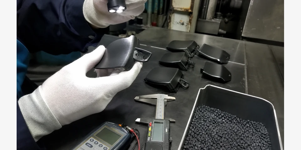 工厂 QA 检查石墨导电塑料成型件的表面光洁度和电阻稳定性